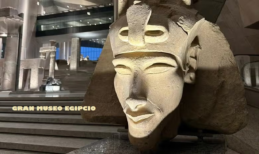 Faraon Ajenaton en GEM Gran Museo Egipcio GEM