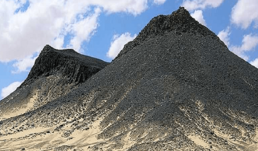 Black desert of Egypta Bahariya Oasis Tours