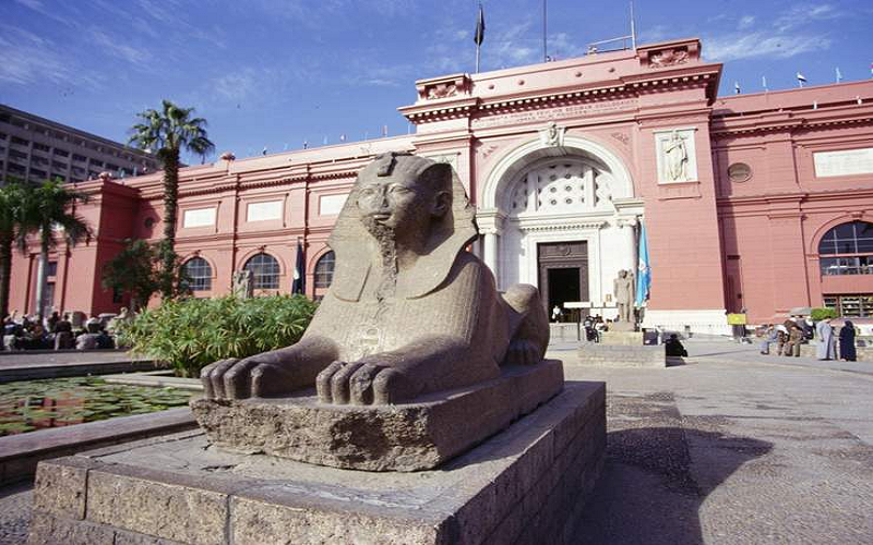 Il Museo Egizio Al Cairo nella piazza del Tahrir Il Museo Egizio Al Cairo nella piazza del Tahrir