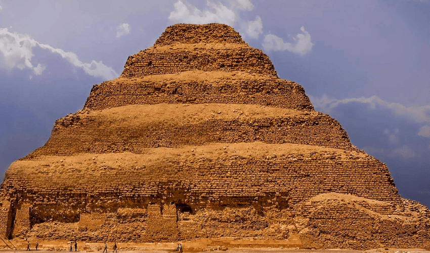 tour alle piramidi di saqqara da porto alexandria
